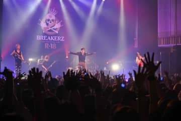 【ライヴレポート】BREAKERZ、オトナな＜R-18＞に初披露の新曲がスパーク「B.S.Y.＝BREAKERZの成人式にようこそ！」