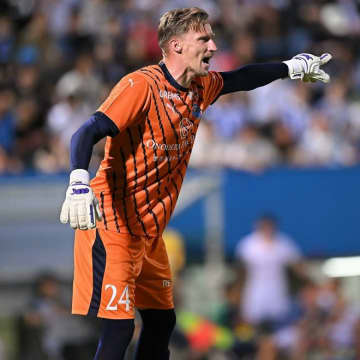 「らしさ全開」「やっぱり凄い！」久保建英の絶好機を止めた！ 横浜FCクバのビッグセーブに脚光「相変わらずありえない反応」