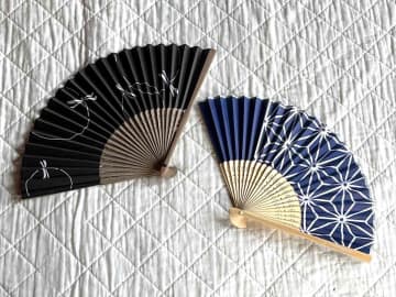 【ダイソー】110円から買える「扇子」は夏の必須アイテム！フォーマル用からおしゃれなものまでハイコスパ！