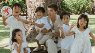 「天使に囲まれてる」「パパみたい」　堂安律、子どもたちとのほっこりショットに反響