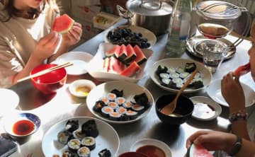 炊飯器の代わりに鍋。電子レンジの代わりにせいろ。ローテクな食卓のスキルを身に付けておくことが、国際交流のきっかけに【日登美のタベコト in Berlin・104】