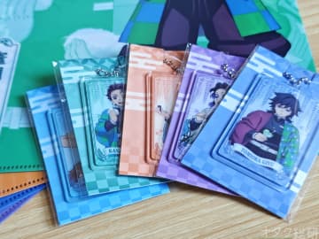 【鬼滅の刃】ファミマで買い物すると限定イラストのグッズが貰える！キーチャームなどを写真で紹介