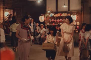 広瀬すず＆二階堂ふみがレトロな装いに身を包む　『遠い山なみの光』新場面写真公開