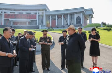 金正恩総書記が党と政府、武力機関の指導幹部と共に信川階級教育館を視察