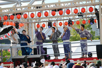 大阪の「漫才劇場」１０周年、初の野外イベントにＯＢ芸人も大集合