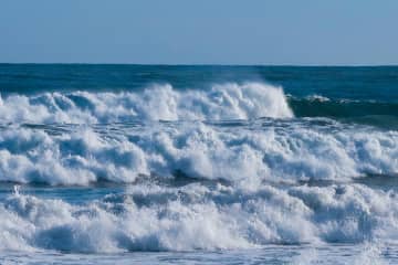 夏休みは高波に注意！穏やかな天気でも海辺の散歩で気を付けたい、「土用波」の正体とは？