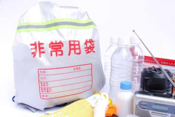 災害発生で“職場”に留まることになったときに備えて…職場にも「自分用の非常用持ち出し袋」を用意しよう