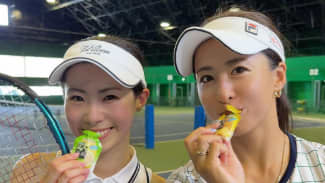 “素肌をチラ見せ”園田彩乃＆牛島里咲が笑顔でゼリーほおばる休憩ショット
