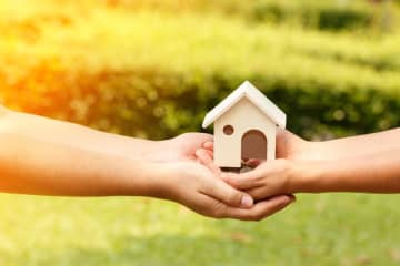 「結婚20年」を超えた夫婦間で住宅を贈与すると「最大2110万円」まで非課税になる「おしどり贈与」。一体、どんな制度？