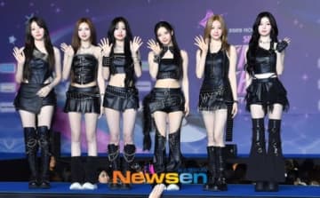 【PHOTO】BABYMONSTER「2025 SBS歌謡大典 Summer」2日目のブルーカーペットに登場