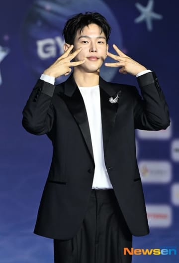 【PHOTO】ポール・キム「2025 SBS歌謡大典 Summer」ブルーカーペットに登場