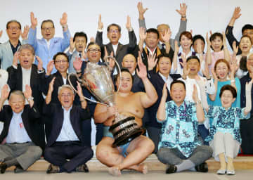 25歳の平幕琴勝峰が初優勝　名古屋場所、新会場最初の栄冠