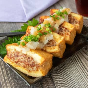 【厚揚げ買ったら絶対作って！】「ご飯が進む」「ボリューム満点すぎる！」おろしポン酢と食べる厚揚げの肉詰めレシピ