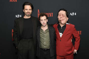 「もう一度すぐに観に行きたい」「ずっと前のめりで観てた」絶賛する声が溢れる『顔を捨てた男』特別映像