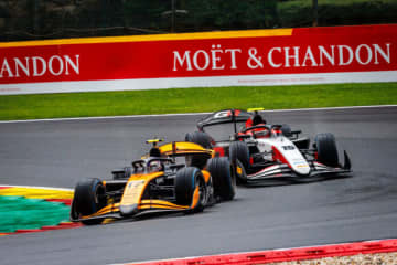宮田莉朋、2位に繰り上がり。上位2台にペナルティ下る／FIA F2第9戦レース2