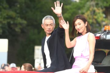 「あいかわらずお美しい！」米殿堂入りイチローの隣で微笑む弓子夫人の“華やかドレス姿”にネット反響！「品格が漂う」「かっこいい夫婦」
