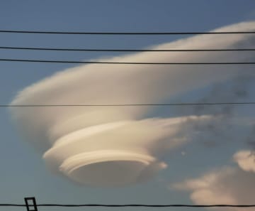 【UFO襲来？？？？】何、この雲？空に浮かぶ“巨大円盤”、あまりに“完璧な形”に合成を疑うレベルでSNS騒然