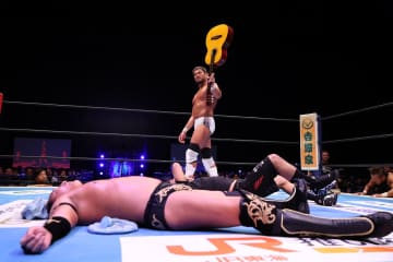 【新日本】タイチ、H.O.T.の無法地獄に沈む！裏切り者SANADA、ギターショットで因縁対決に非情の終止符