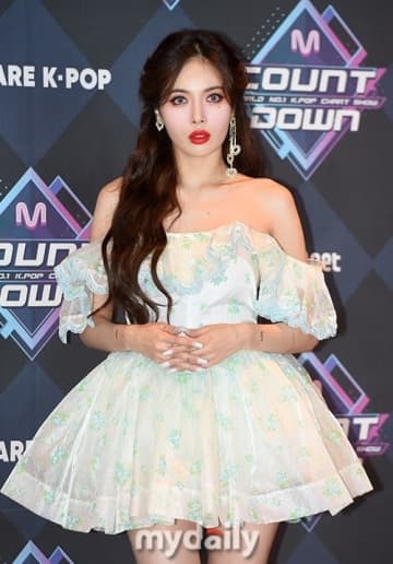 キム・ヒョナ、大胆な手ブラ姿を披露…ライター持った近況ショットに心配の声も