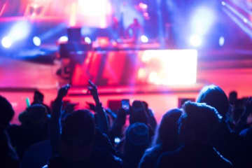 ライブで「写真を撮りたい」派が半数超え!? アーティストたちのリアルな声は？「ライブの『写真を撮って思い出を残したい』or『記憶だけに留めて余韻に浸りたい』どっち？」アンケート結果発表