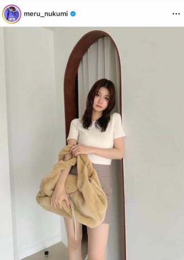 生見愛瑠、ノースリ×ミニスカのブラックコーデ大絶賛　「大人コーデめるるも素敵」「スタイルよすぎーー」