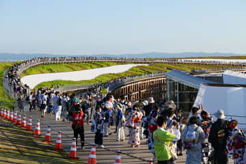万博・大屋根リングで約８０００人の盆踊り、吉村洋文府知事も参加