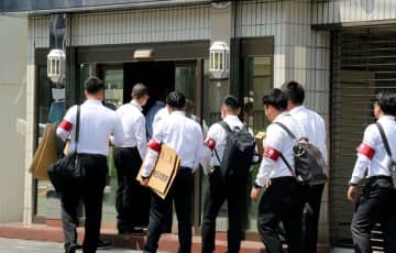 高級車が消える…知らぬ間に駐車場から　暴力団幹部ら逮捕、解体するためヤードへ運んだ疑い　すでに輸出、組員も繰り返し盗んだか　マンション駐車場でもランクルが消え、コインパーキングで発見