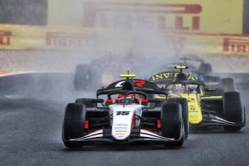 宮田莉朋「これまでの取り組みがつながった」トップ争いと2位獲得。痛恨スピンはタイヤ交換後のバランス変化／FIA F2第9戦レビュー