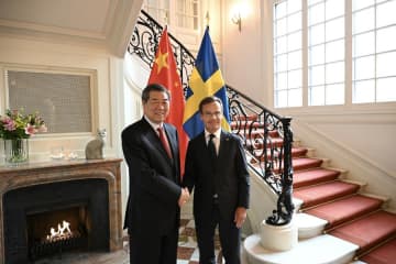 スウェーデン首相、中国の何立峰副総理と会見