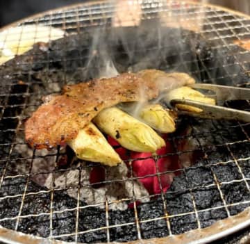 【裏技必見】 焼き肉に革命！？焼き野菜に"肉のフタ"が最適解？プロが教える焼き肉の革命的ライフハックが話題に