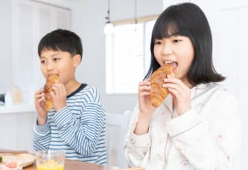 高校生の部活息子2人に“弁当2個＋夕飯たっぷり”。外食控えめでも、家族4人の食費が「月14万円」…。他の家庭と比べて高いのでしょうか？