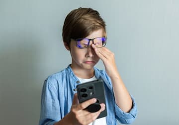 ブルーライトって悪いわけじゃないの？子どものスマホとの付き合い方について眼科医倉員先生にお伺いしました