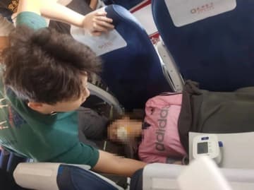 医学生が機内で乗客を救助も、「資格ないのに」と一部で批判的な声―中国