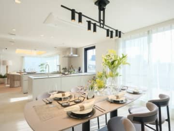 パレ市ヶ谷 4階｜「牛込神楽坂」駅徒歩5分。専有面積広々177㎡、天井高最大4ｍの40帖LDＫ。37㎡ルーフバルコニーあり。最上階天窓付き・3方角部屋4LDK