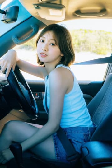 日向坂46・富田鈴花、8月5日発売1st写真集から厳選カット 『FLASH』登場