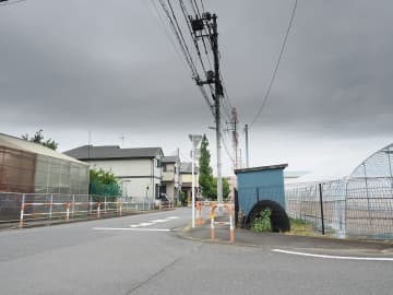 戦後80年、都内の畑に爆撃機のタイヤがいまもひっそりと佇む