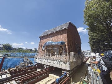 東京・中野区／旧中野刑務所正門の曳家開始、設計監理は建文・施工は清水建設