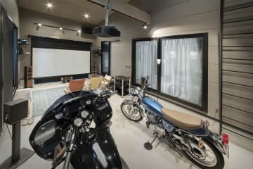 みんなで趣味を楽しめる、住まいの中心にあるガレージシアター