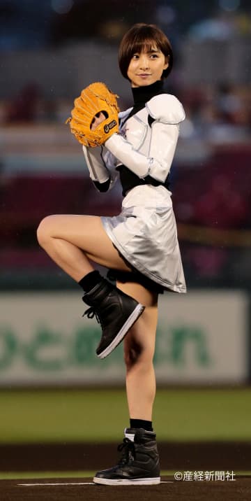 美脚際立つショーパン投球！篠田麻里子の大胆フォームに「ノーバンいけた？」の声