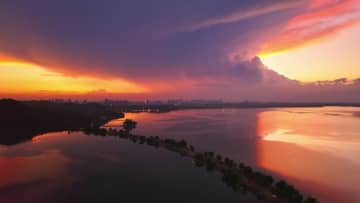 夏空を映す黄金の湖　中国安徽省・平天湖で幻想的な夕焼け