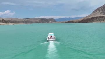 中国・新疆カラジュン湖、夏のにぎわい　ヒスイ色の湖面に観光客集う