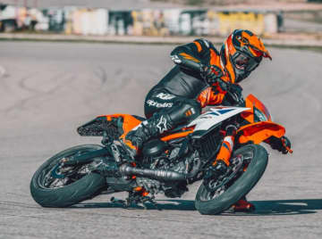 KTMが新型「390 SMC R」発表　スリルと扱いやすさを両立