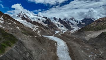雲や霧に隠れる「氷雪の巨竜」祥格拉氷河　中国西蔵自治区