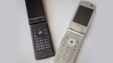 「骨伝導ケータイ」はなぜ消えた？ “早すぎた名機”の現在地をたどる