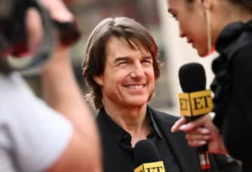 トム・クルーズ、自分を「ろくでなし」と罵った超有名バンドのコンサートを楽しむ