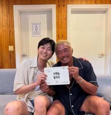 秋山成勲、パク・ソジュンからの特別なプレゼントに感激…ケーキやバーステーソングを歌う仲睦まじい姿も