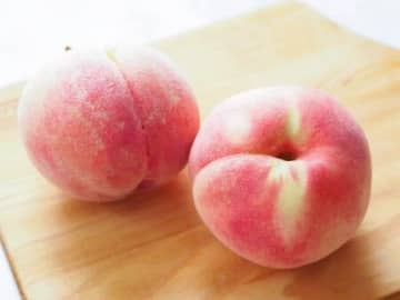 切った桃が茶色くならない！"変色防止テク"を徹底検証！一番おいしくて手軽なのはコレでした♪