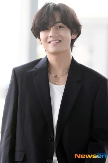 BTSのV、一部ファンのマナー違反に苦言…秩序ある応援呼びかけ「空港は僕たちのものじゃない」
