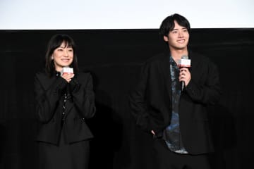 映画『近畿地方のある場所について』ミステリー・バスツアーに菅野美穂と赤楚衛二がサプライズで参加！菅野「ものすごく怖くて…」