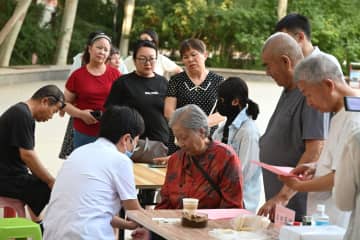 ナイトマーケットで中国伝統医学の無料診察　甘粛省敦煌市